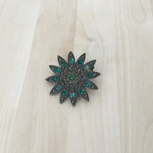Green vintage looking pin brooch floral